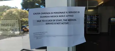 Il cartello affisso alla Guardia medica