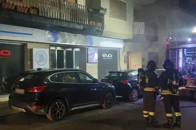 Fiamme in autosalone