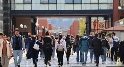 Università della Calabria, ragazzi sul ponte.