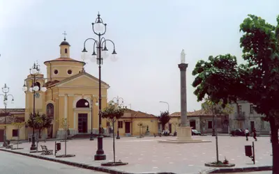 Piazza di Mileto con chiesa della santissima trinita