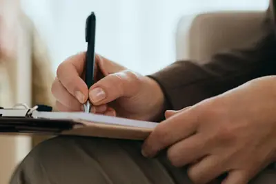 Psicologo prende appunti