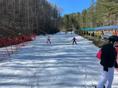 Bambini si divertono nella ski area