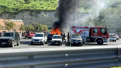 L'auto in fiamme
