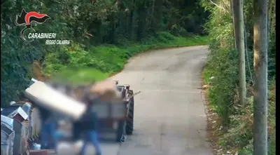 Persone abbandonano rifiuti