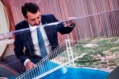 Matteo Salvini mostra il plastico del Ponte sullo Stretto