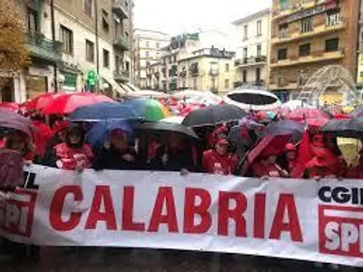 oltre 3.000 in piazza contro la manovra finanziaria