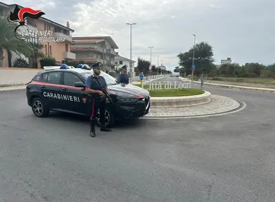 Rotonda della città di Locri con posto di blocco dei carabinieri.