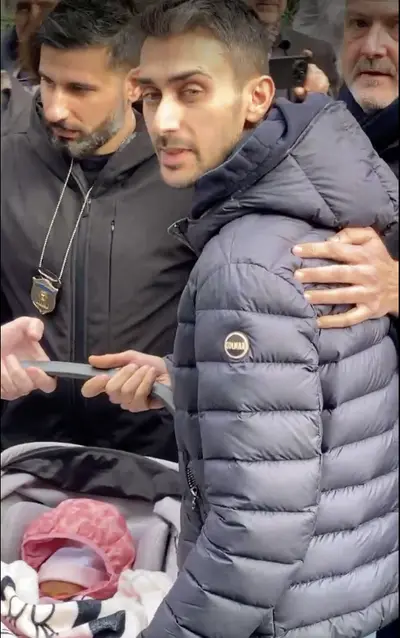 il papà con la piccola Sofia appena usciti dalla clinica