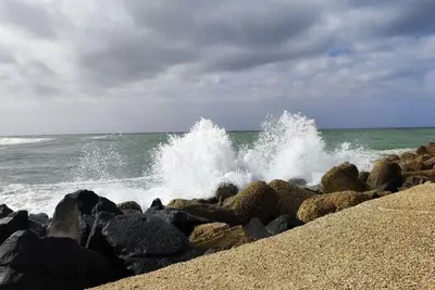 Onda che si infrange sullo scoglio
