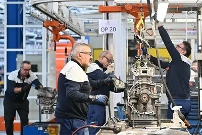 operai in fabbrica produzione blocco motore