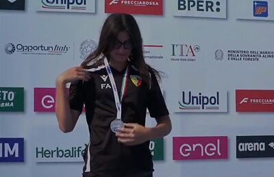 Federica Alampi con la medaglia al collo (foto Calabria Swin Race)