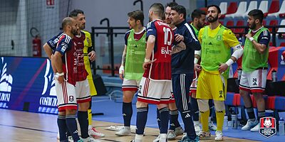 Mister Ibañes parla alla squadra durante un time out (foto di repertorio di Michele De Marco)