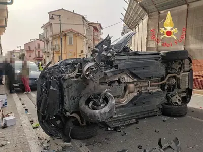 SUV si ribalta dopo un impatto contro un muro