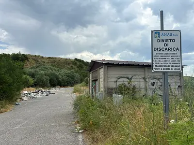 La spazzatura lungo la statale