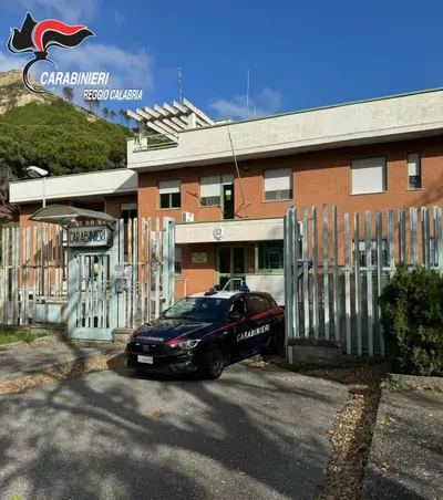 Macchina dei carabinieri esce dalla caserma