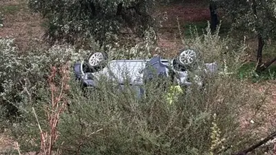 L'auto finita fuori strada