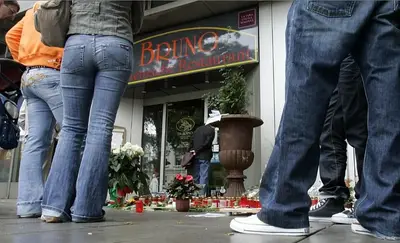 Un momento di commemorazione sul luogo della strage di Duisburg