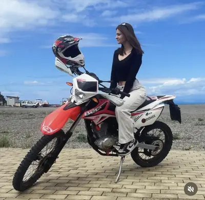 Francesca Riente appena arrivata sulla spiaggia di Praia a Mare con la sua Moto