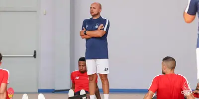 Mister Paniccia con la squadra in allenamento