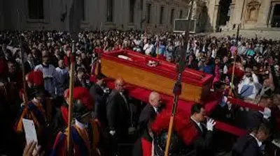 L’ultimo abbraccio a Papa Francesco