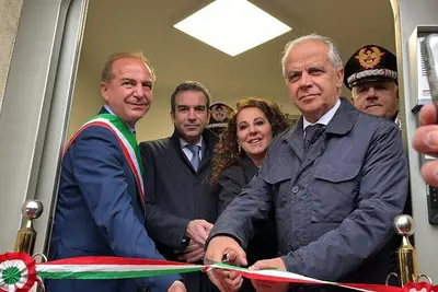 Piantedosi taglia il nastro tricolore