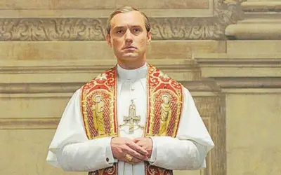 Jude Law nei panni di Papa Lenny Belardo