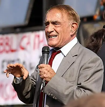Franco Piperno durante una manifestazione