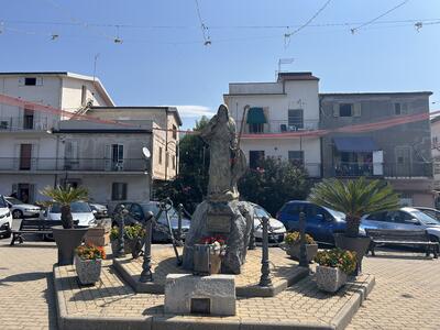 Statua San Francesco di Paola nella piazzetta di Fuscaldo Marina