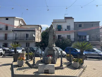 Statua San Francesco di Paola nella piazzetta di Fuscaldo Marina