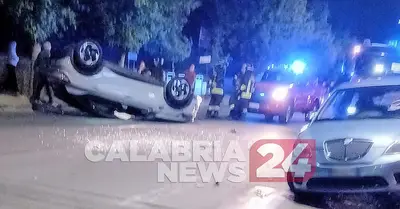 L'auto ribaltata in via Popilia