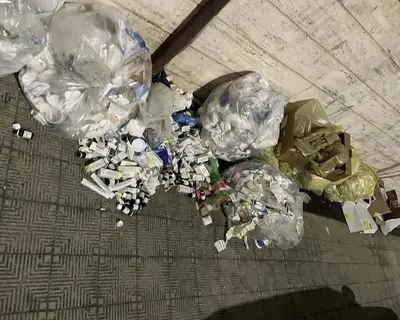 Reggio Calabria confezioni di farmaci occupano marciapiede.