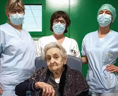 Tre infermiere e signora Aide