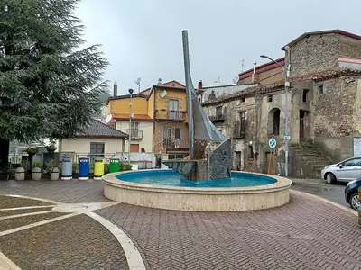 La fontana in piazza a Fossato Serralta