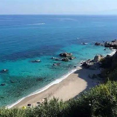 lungo la celebre Costa degli Dei, a pochi chilometri da Tropea