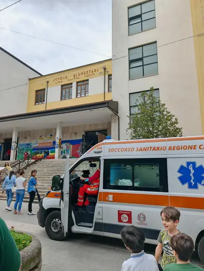 L'ambulanza staziona davanti alle Elementari aspettando i ragazzi delle Medie