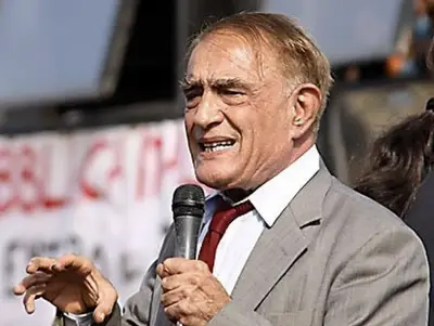 Franco Piperno durante una manifestazione