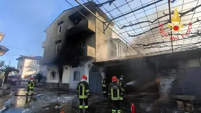 Magazzino colpito dalle fiamme