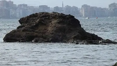 Scoglio_naturale_dell'Irto Crotone visibile solo con le basse Maree