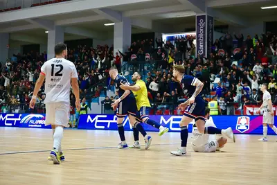 Bavaresco portato in trionfo dopo il gol decisivo (foto Michele De Marco)