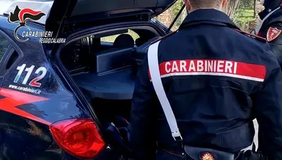 Macchina dei Carabinieri con Carabineiri in servizio durante le indagini