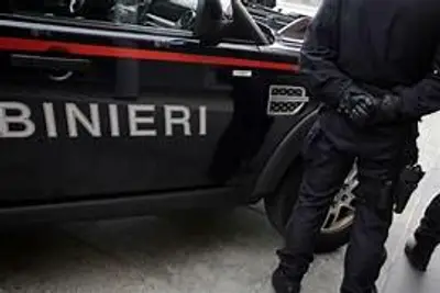 uomo si denuda in piazza