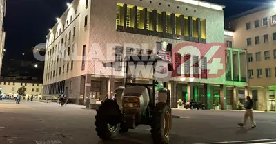 Il trattore posizionato nella notte in piazza dei Bruzi, davanti al Comune di Cosenza.
