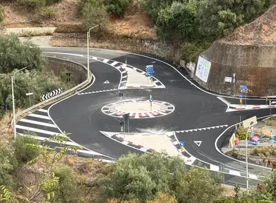 Rotonda stradale con segnaletica