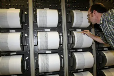 Uomo controlla le scosse sismiche