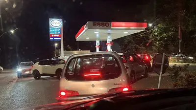 File di auto al distributore a Cosenza e hinterland