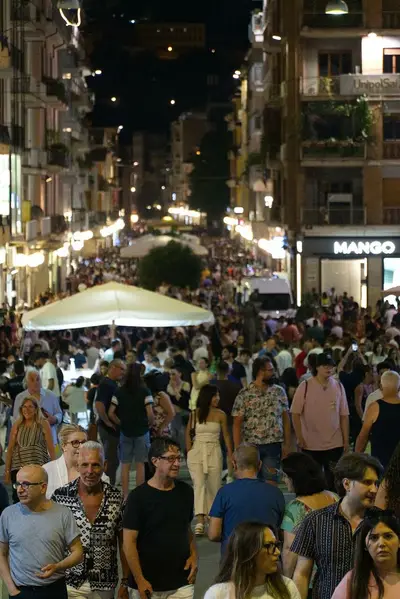 Saldi estivi a Cosenza: negozi aperti fino alle 22,30