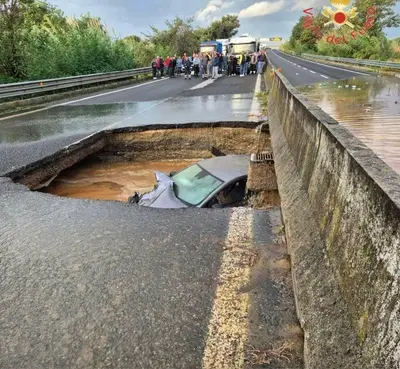 Auto nella voragine