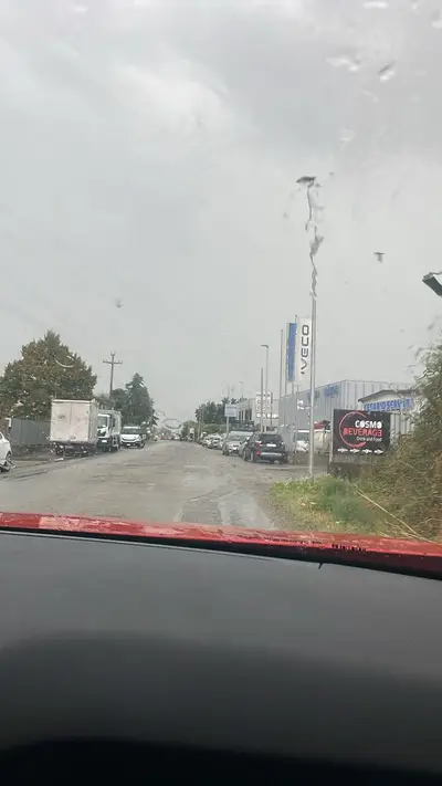 Pioggia battente in una strada della zona industriale di Rende