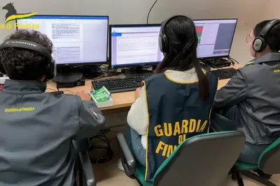 Durante la fase delle indagini, finanzieri al lavoro su intercettazioni