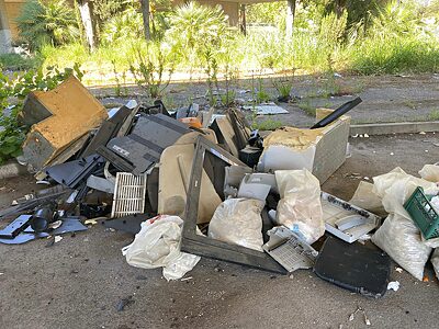 Rifiuti abbandonati stazione Vaglio Lise